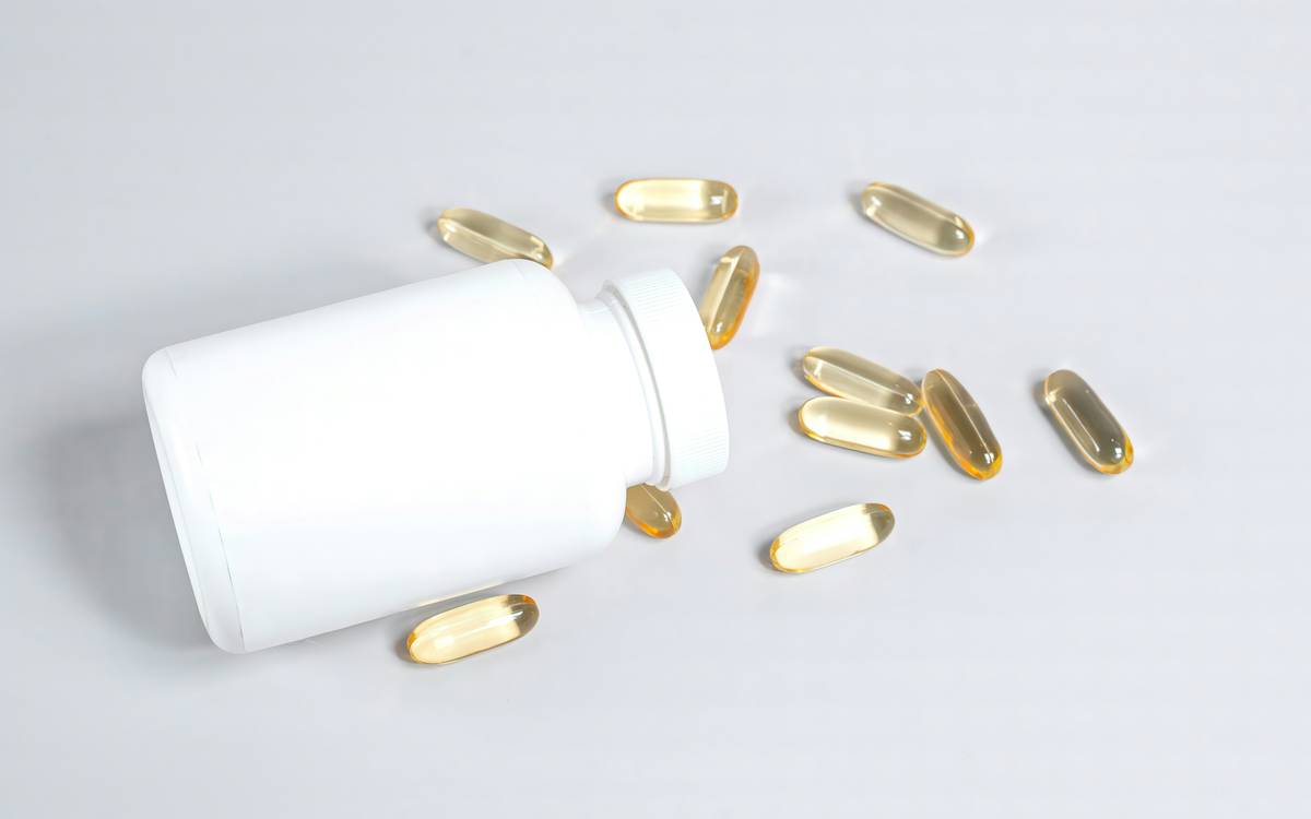 Infographic showing safe vs unsafe zinc and vitamin C dosage combinations with UL markers from NIH and EFSA