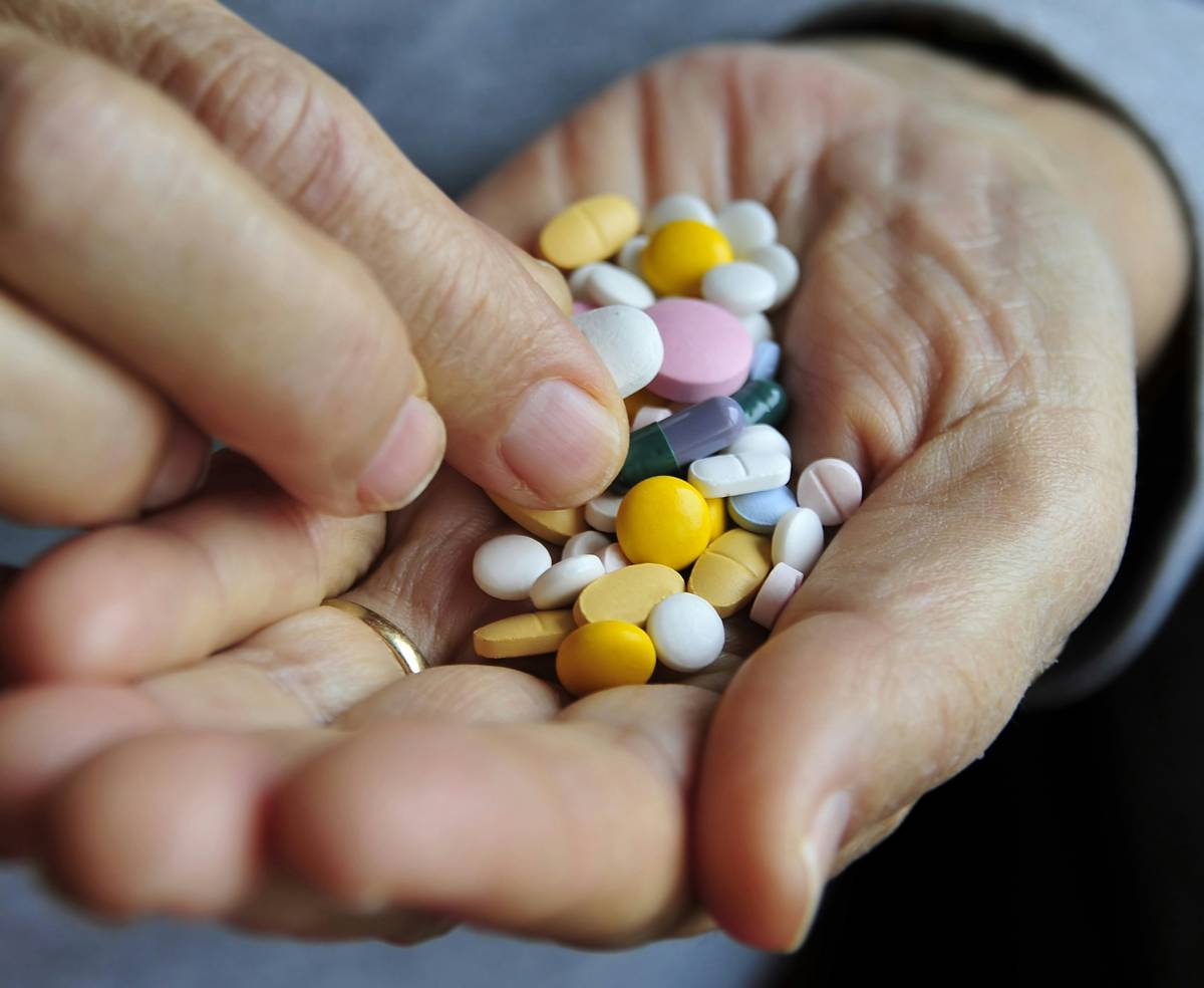 Infographic showing safe zinc dosage ranges with vitamin C and D interactions